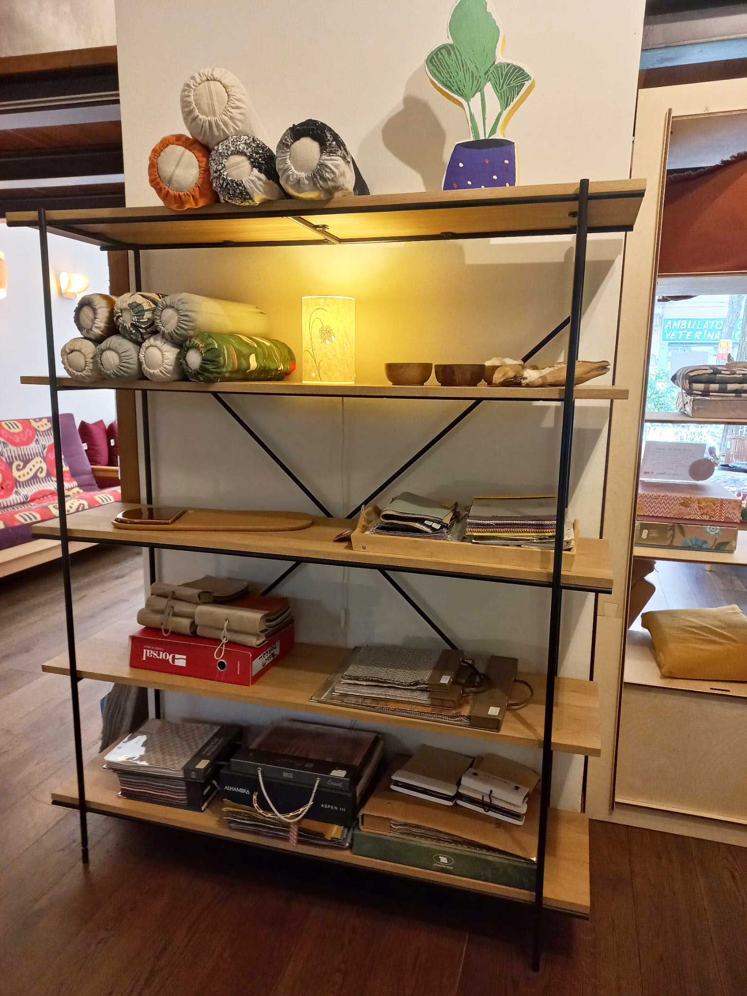 libreria-Rise-Ethnicraft-legno-di-rovere-esposta-da-Onfuton-Milano