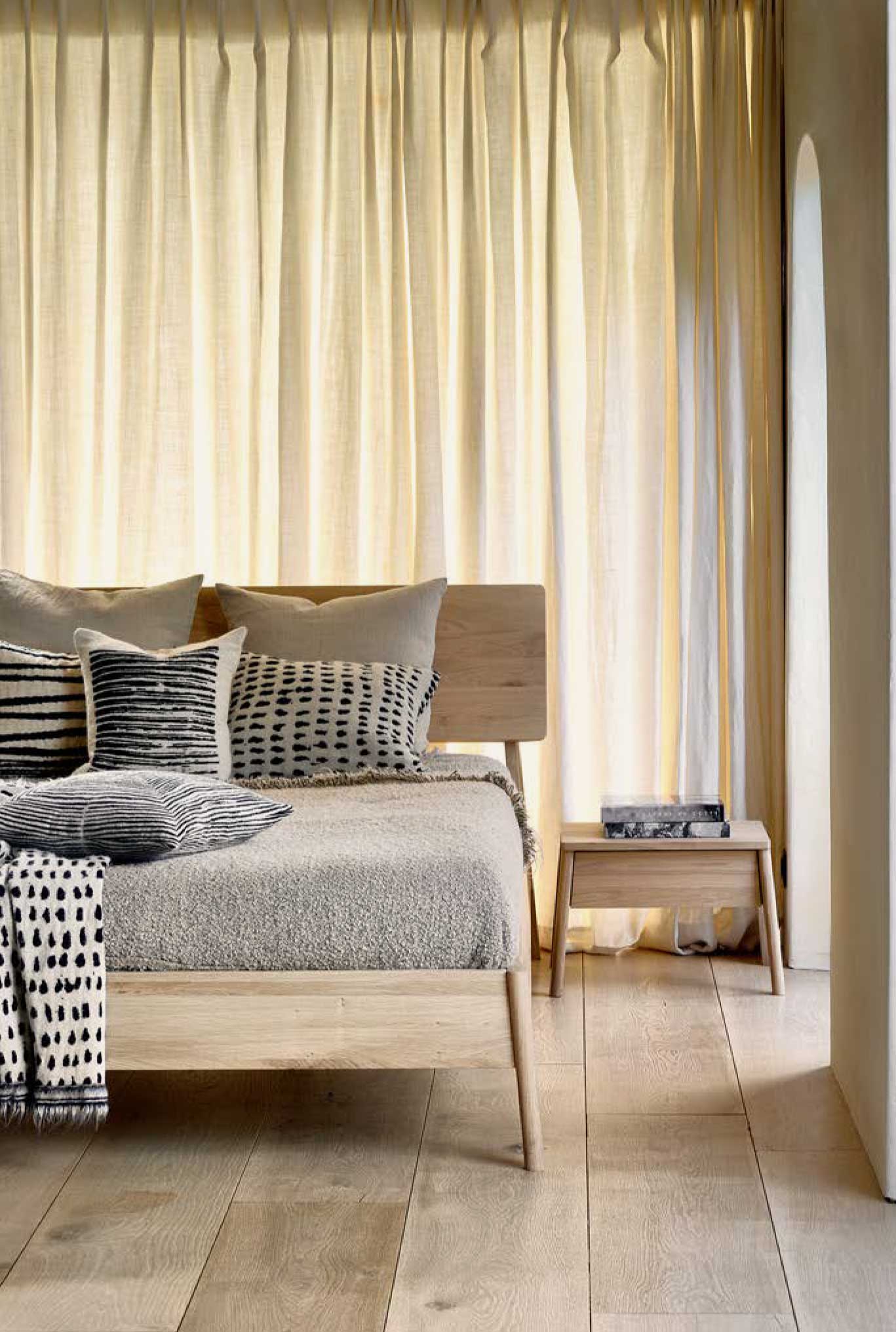 letto Ethnicraft AIR matrimoniale art-15212 in rovere ambientato