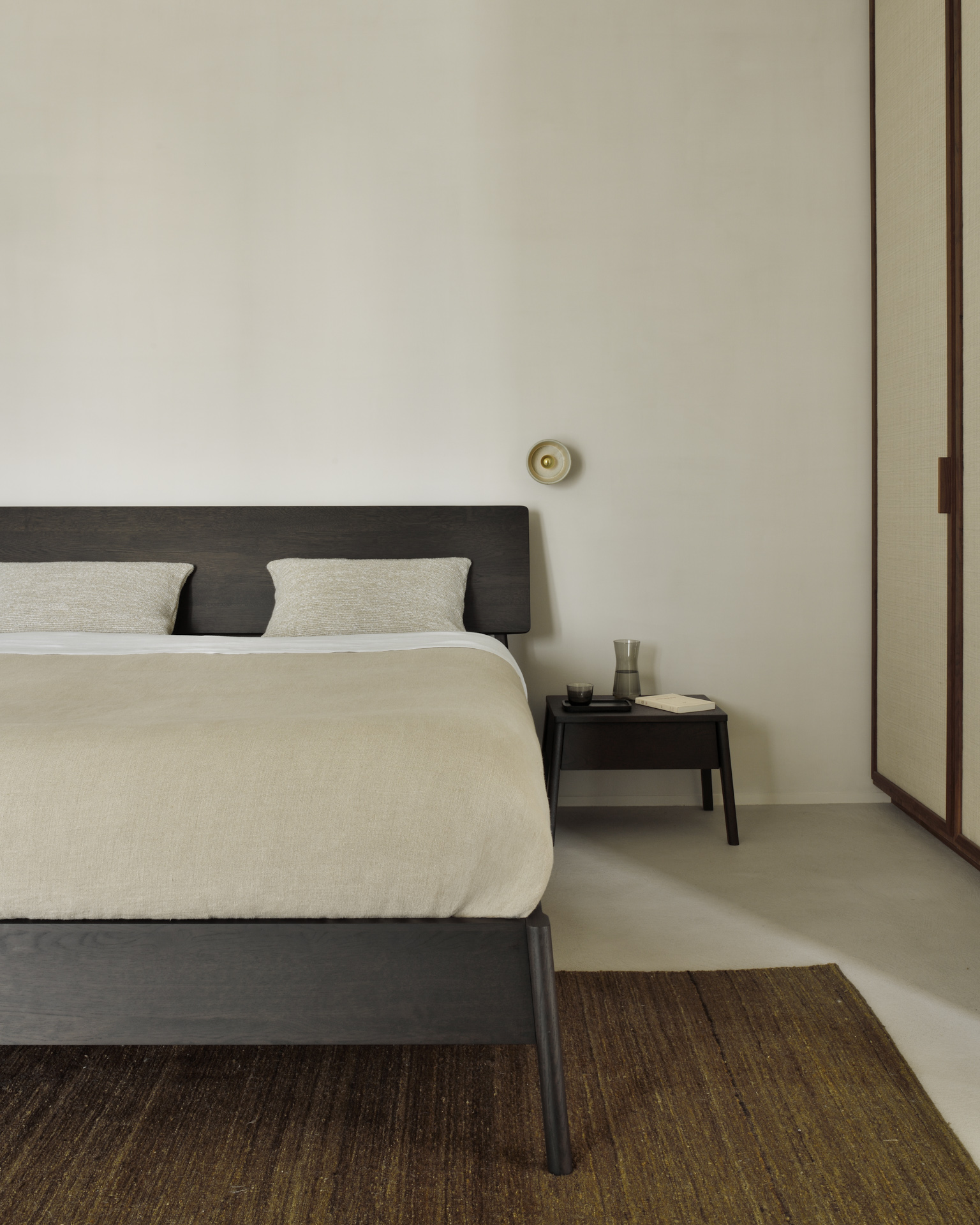 letto Ethnicraft AIR matrimoniale art-51192 in rovere marrone ambientato con comodino